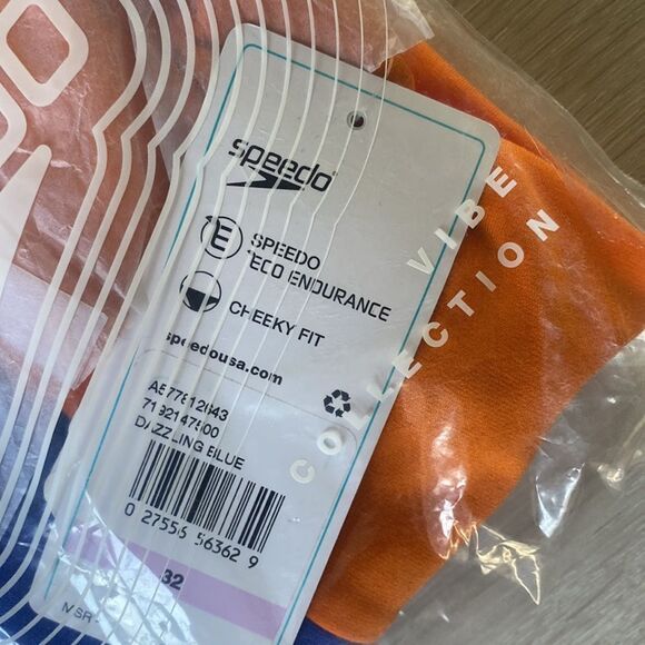 Speedo Solid Half Split One Piece
Female Training Swimsuit‎ Dazzling Blue 32 NWT - Picture 6 of 7